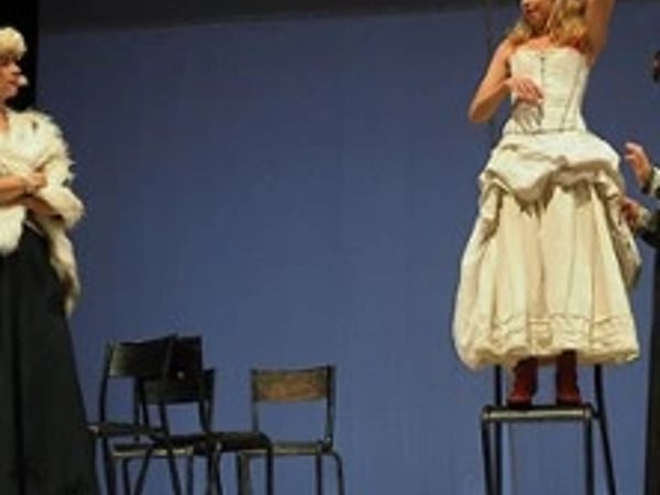 Un Fil à la Patte