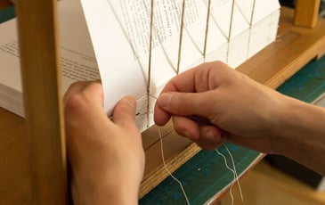 L'Art de la Reliure : quand le livre résiste et se ré-imagine