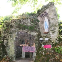 La grotte de Marie, nichée dans un jardin