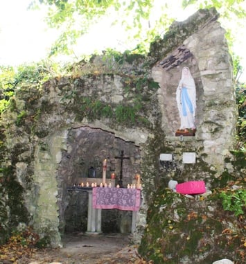 La grotte de Marie, nichée dans un jardin