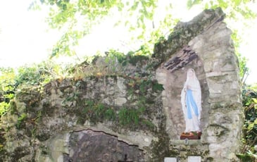 La grotte de Marie, nichée dans un jardin